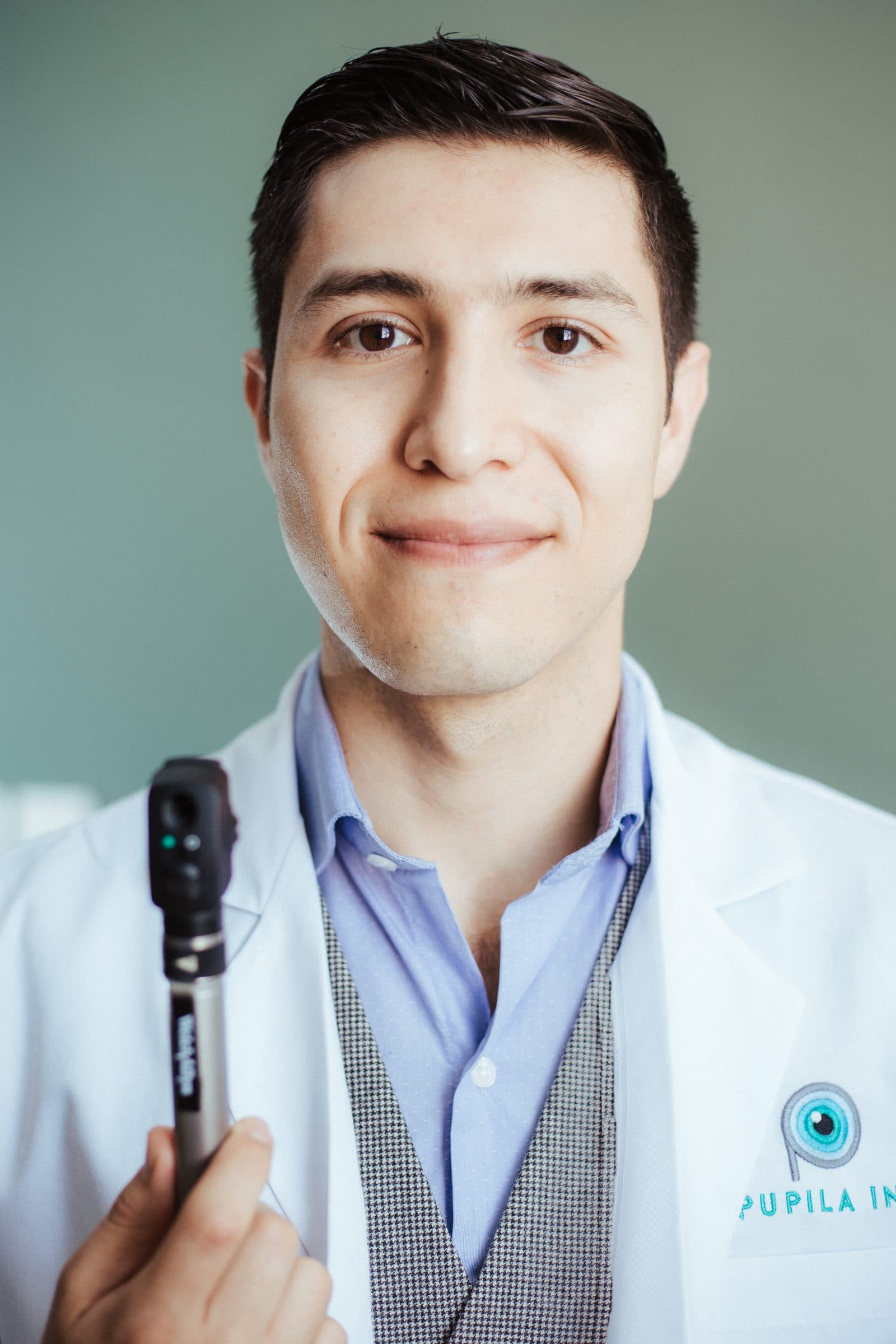 Dr. Víctor Medina, especialista en oftalmología